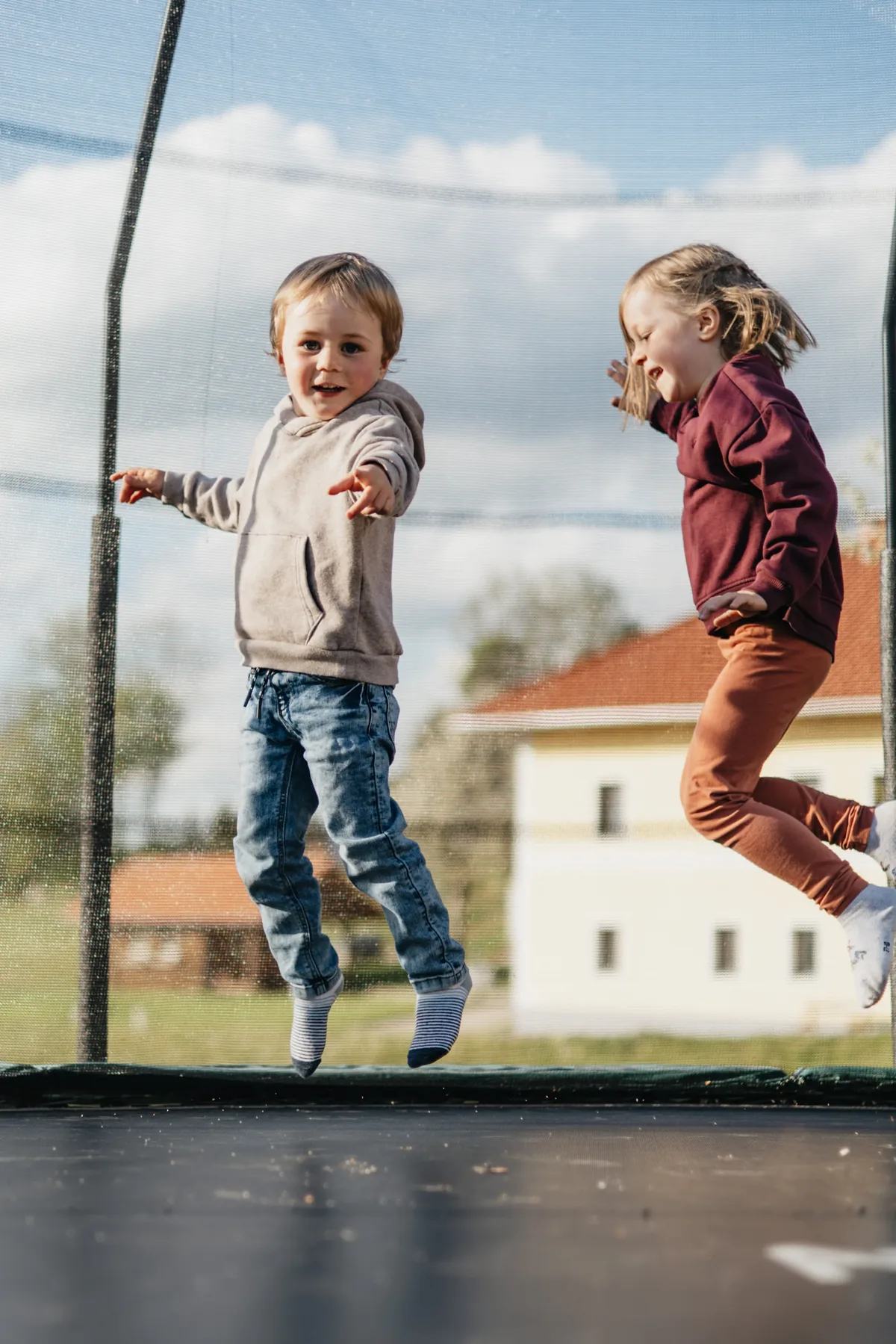 Kinder am Trampolin